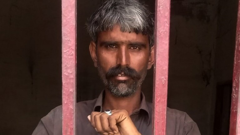 باكستاني يقتل زوجته بعد إصابتها بالإيدز