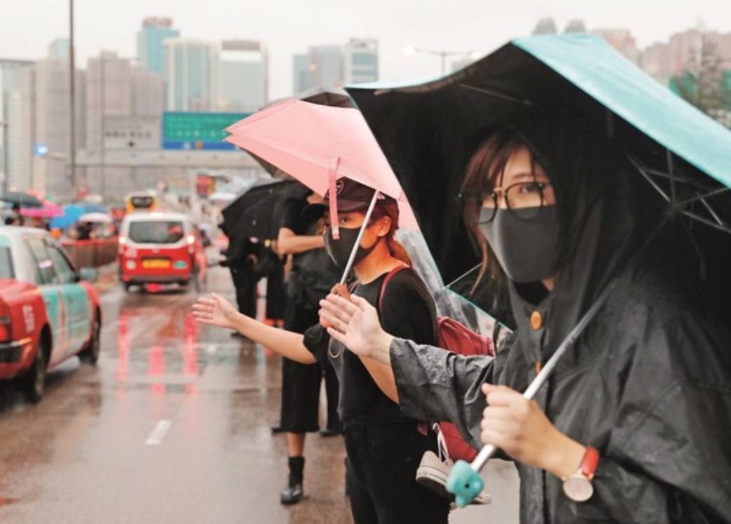 Hong Kong warns of "economic cyclone" looming 171882019_1234587