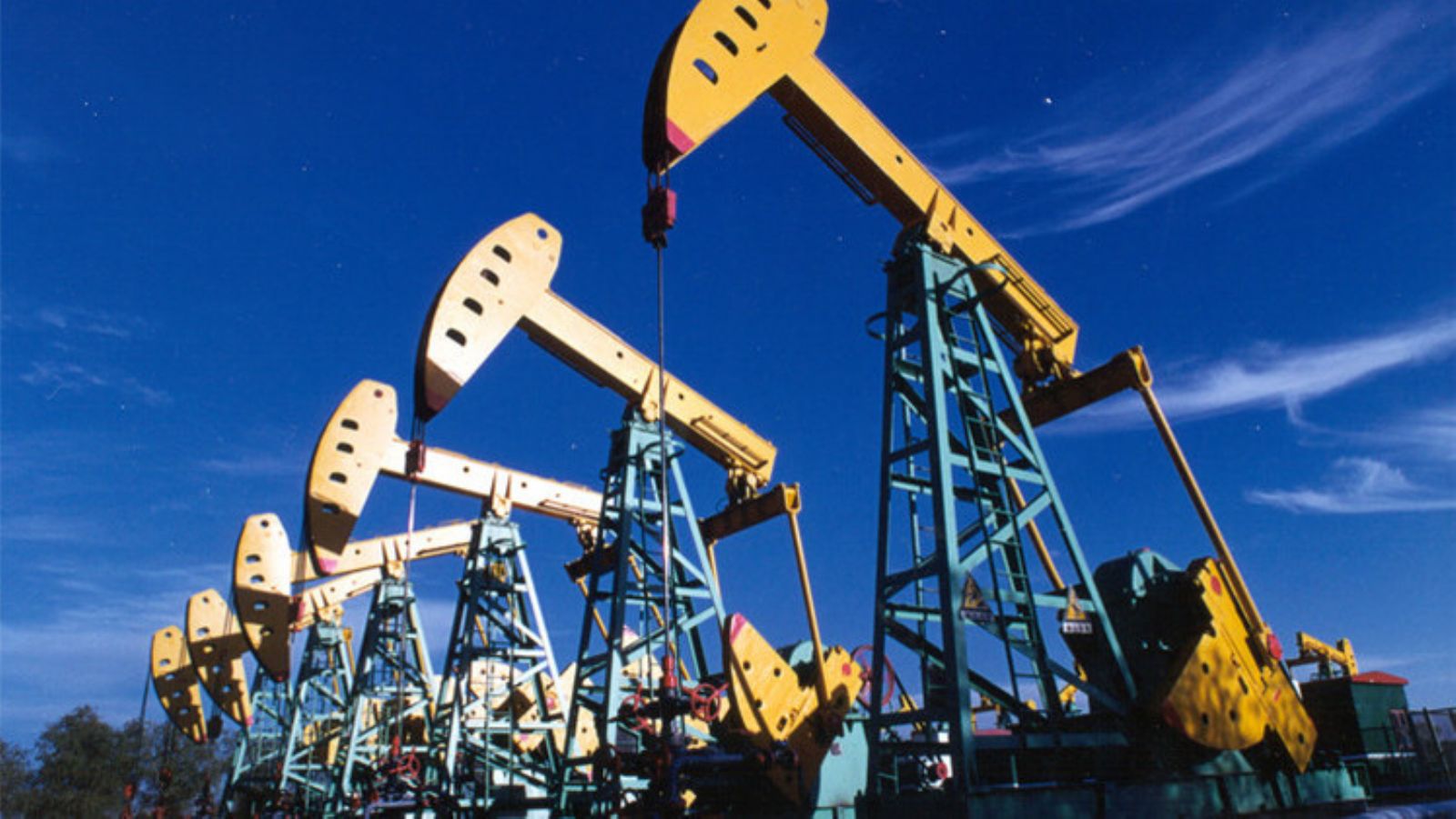 Oil falls more than 3% on concerns of oversupply 17252019_1662018656521