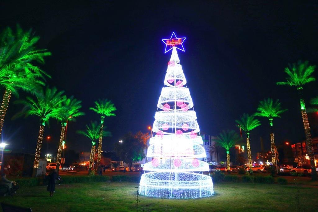 بالصور.. أمانة بغداد تباشر بنصب أشجار الميلاد ونشرات الزينة