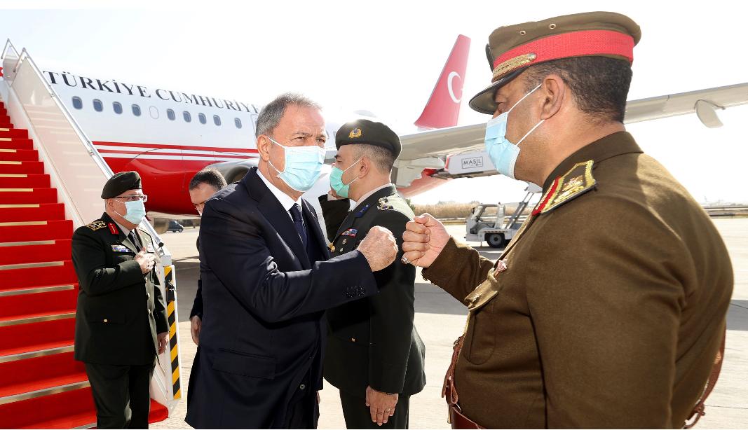 في زيارة رسمية.. وزير الدفاع التركي ورئيس الاركان يصلان بغداد